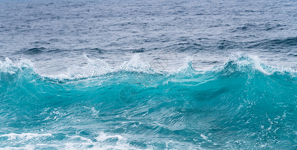 海水潮以高开关速度冷冻以显示冲浪中各个水滴图片