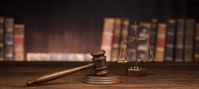法官符号法律与司概念棕色木背景法律主题官大棒司规模书籍木制办公桌背景