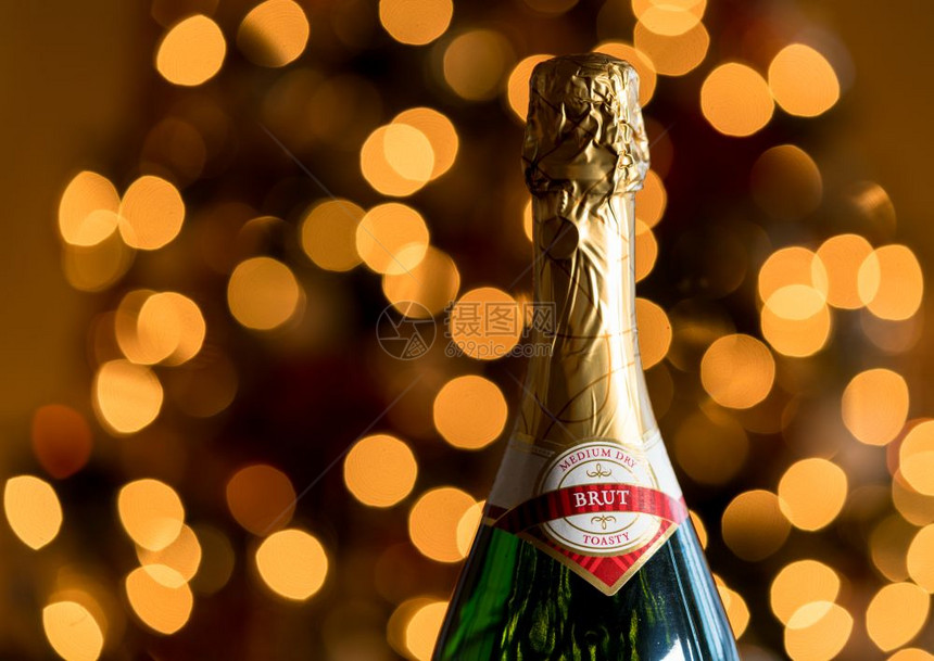 香槟酒瓶顶和子密封的香槟顶和装与圣诞树图片