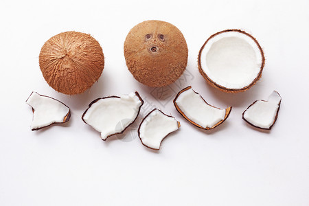 白色背景的椰子白背景的椰子顶部视图图片