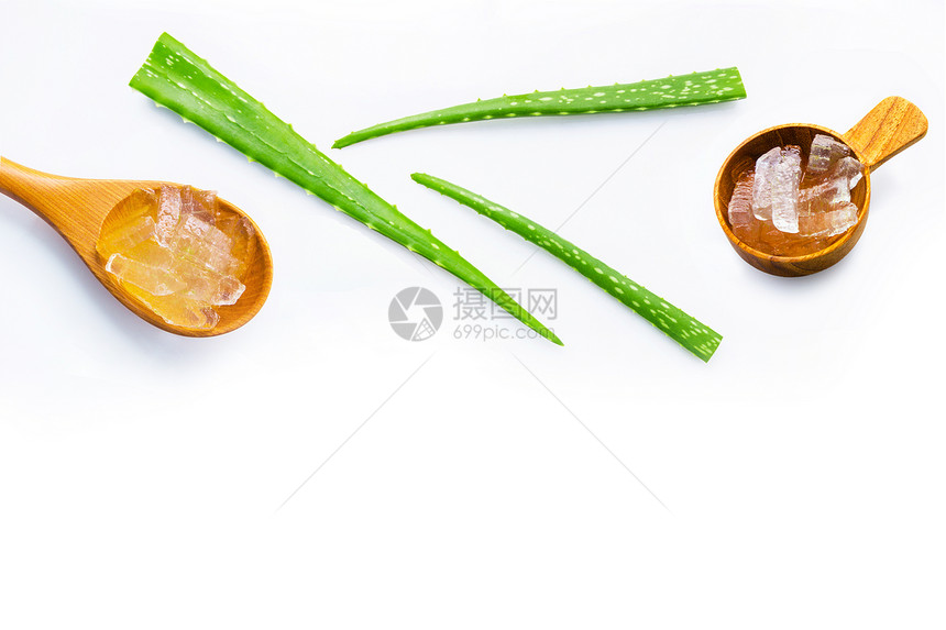 木制勺子上带的新鲜叶在木制勺上带的新鲜叶白制勺上被隔离图片