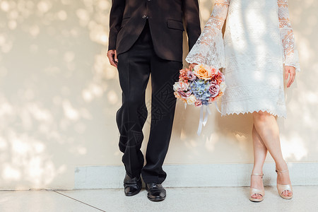 新婚夫妇手捧鲜花举办婚礼图片