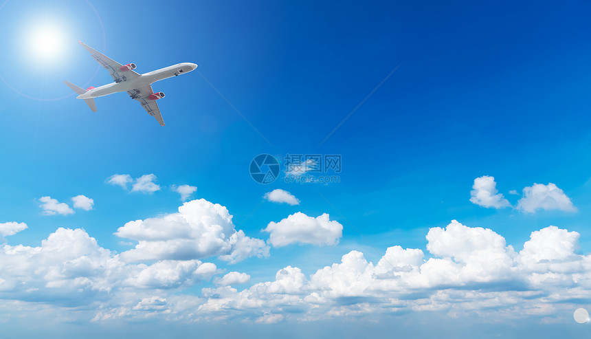 飞机在蓝天白云中飞行图片