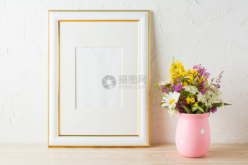 金色装饰框架用粉红色花瓶中的野制成金色装饰框架用紫色黄和白花朵制成用粉红色花瓶中的紫黄和白花朵制成空框为展示艺术作品制成现代艺术图片