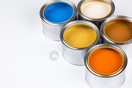 彩色油漆罐装带的开水桶图片
