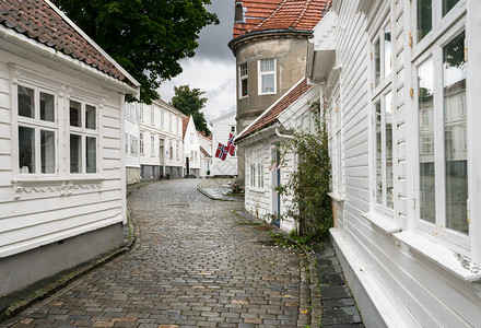 狭窄的街道在北边老镇有石块和木屋图片