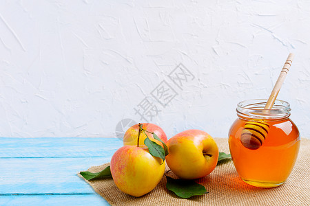 犹太人埃勒里蜂蜜罐和苹果复制空间蜂蜜杯罐和夹层苹果在白色背景上复制空间roshan概念jewsh新年符号背景