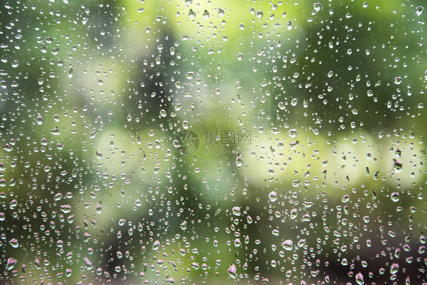 树底模糊的窗口玻璃上雨滴图片