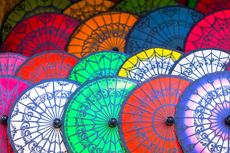 街市上多彩的雨伞在巴干米安玛图片