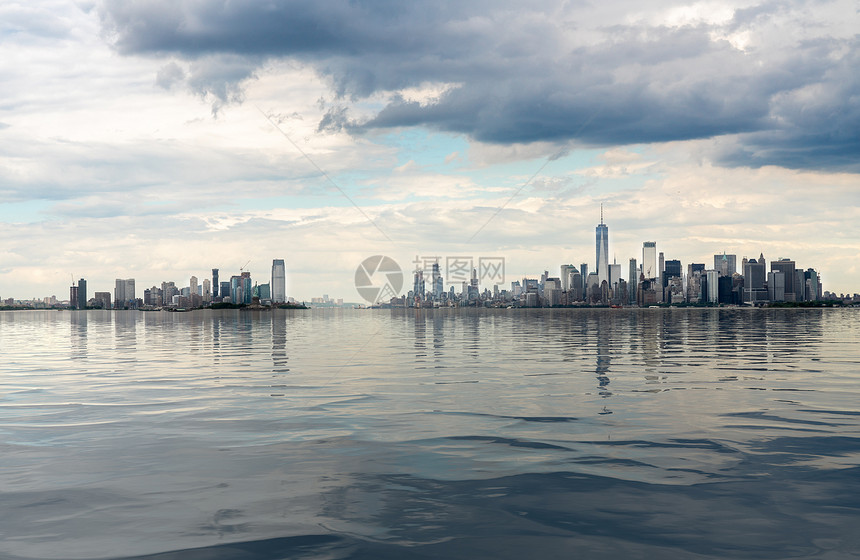 曼哈顿市和泽西的全景配有人工水尼可市和泽西的曼哈丹全景配有人工水曼哈顿市和泽西的全景配有人工水图片