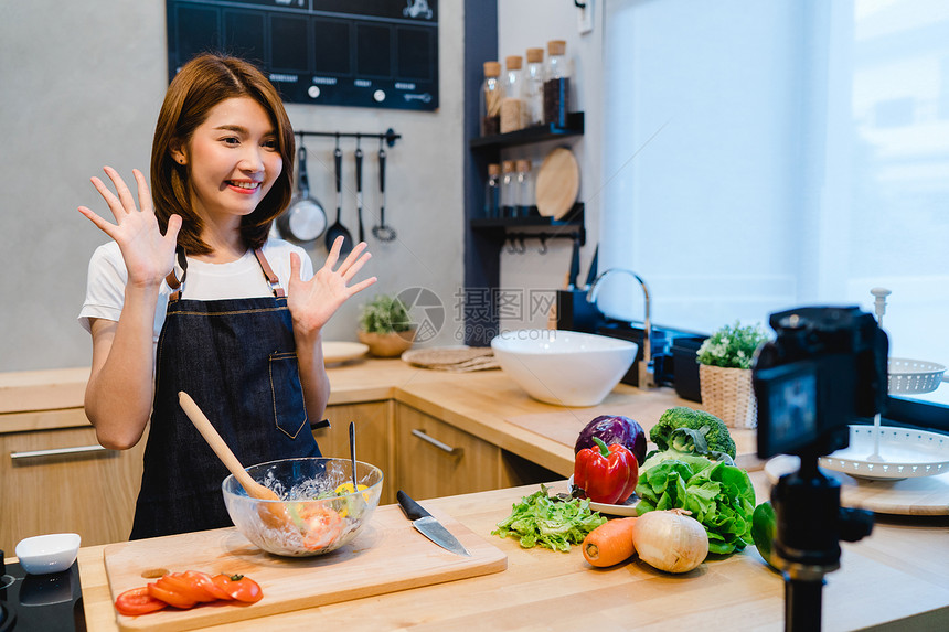 女人在厨房里录制影带图片