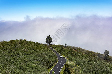 山地风景布满厚的云彩山路上汽车边厚云彩山边厚云彩图片
