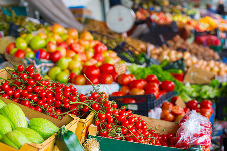 樱桃西红柿蔬菜摊位市场白花上的樱桃西红柿图片