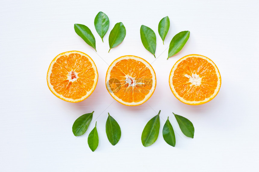 在白色背景上分离的新鲜橙色柑橘水果图片
