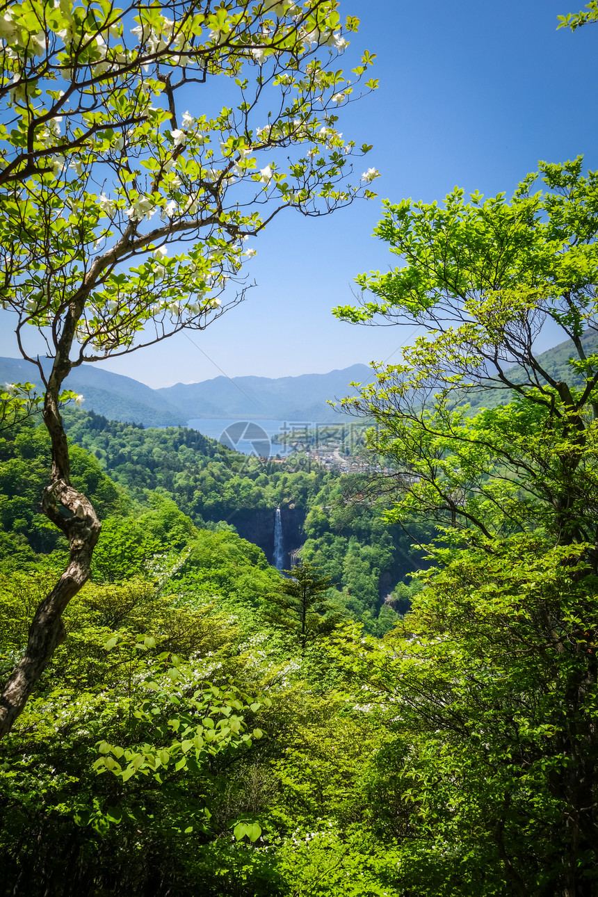 喀贡瀑布和楚曾吉湖风景尼克科雅潘卡贡瀑布和楚曾吉湖雅潘图片