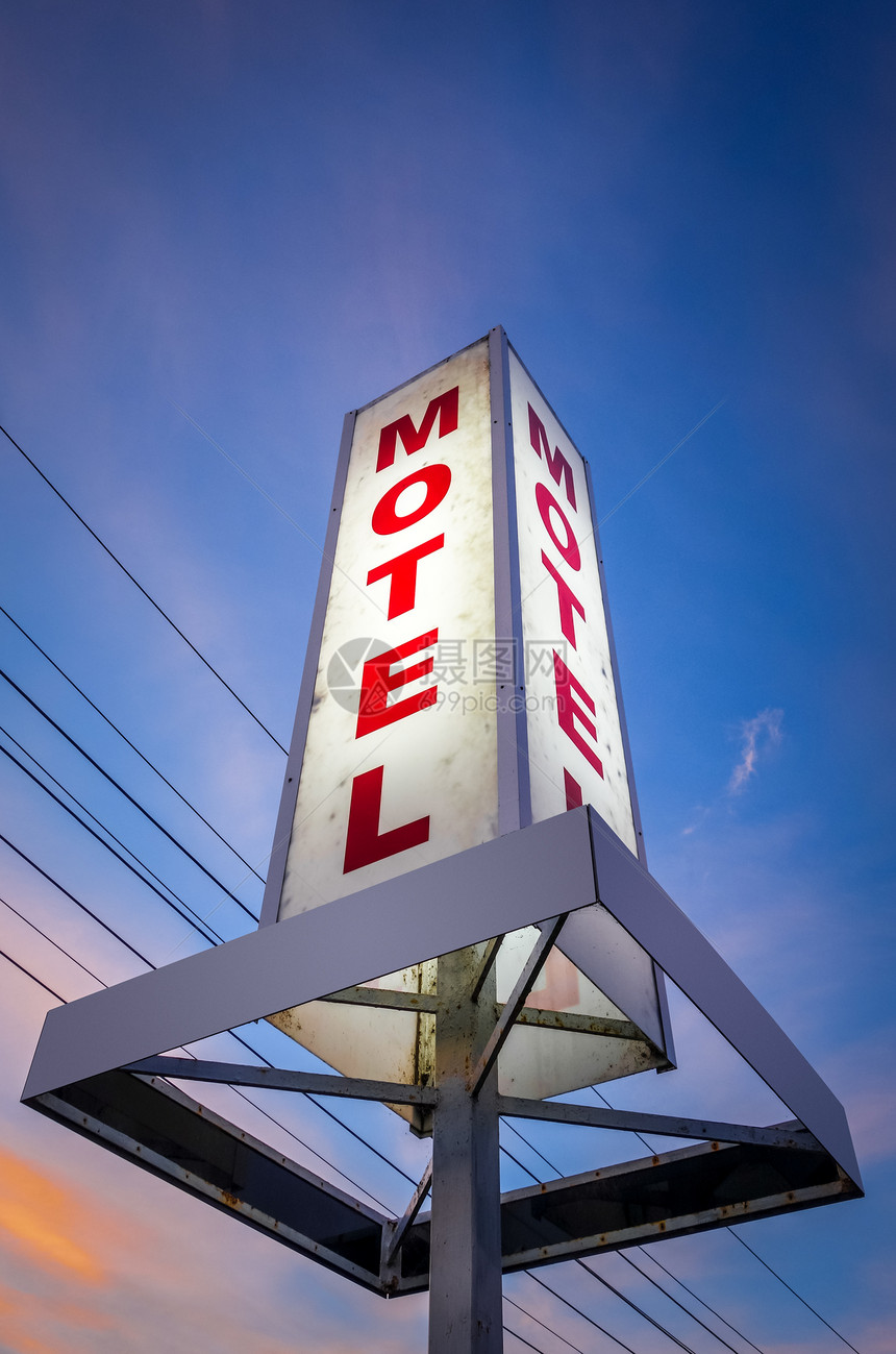 日落时古老的汽车旅馆灯牌新西兰日落时古老的汽车旅馆牌日落时古老的汽车旅馆牌图片