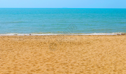 美丽的沙滩和蓝色天空美丽沙滩图片