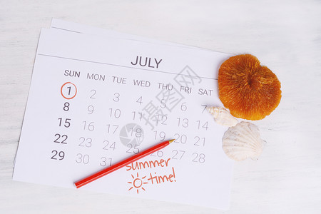 活动日期夏季日历时间表附有夏季海滩件假日概念夏季历时间表背景