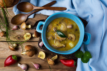 香菇蔬菜汤在蓝生锈的碗里在木制桌子上顶层风景素食健康品图片