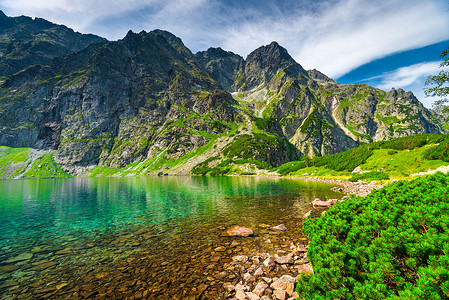 一座美丽的小山丘湖沙皇尼在波兰领地上高塔特拉斯山的沙皇图图片