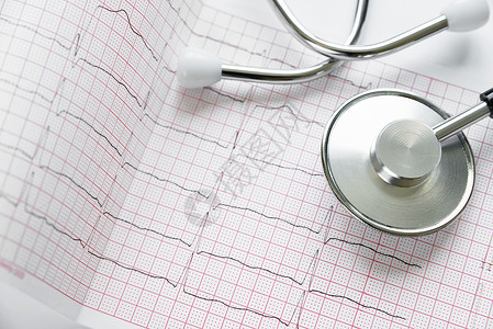 医学概念听诊镜和心血管造影在白色背景上心血管造影和听诊镜在白色图片