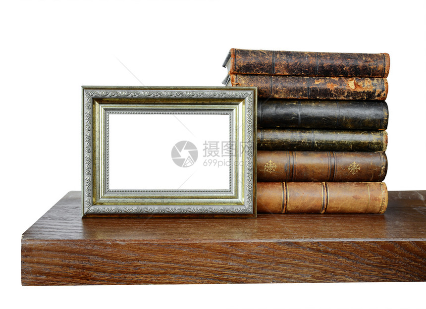 古老的旧书和董空照片框放在一个白色背景上被孤立的木书架上图片
