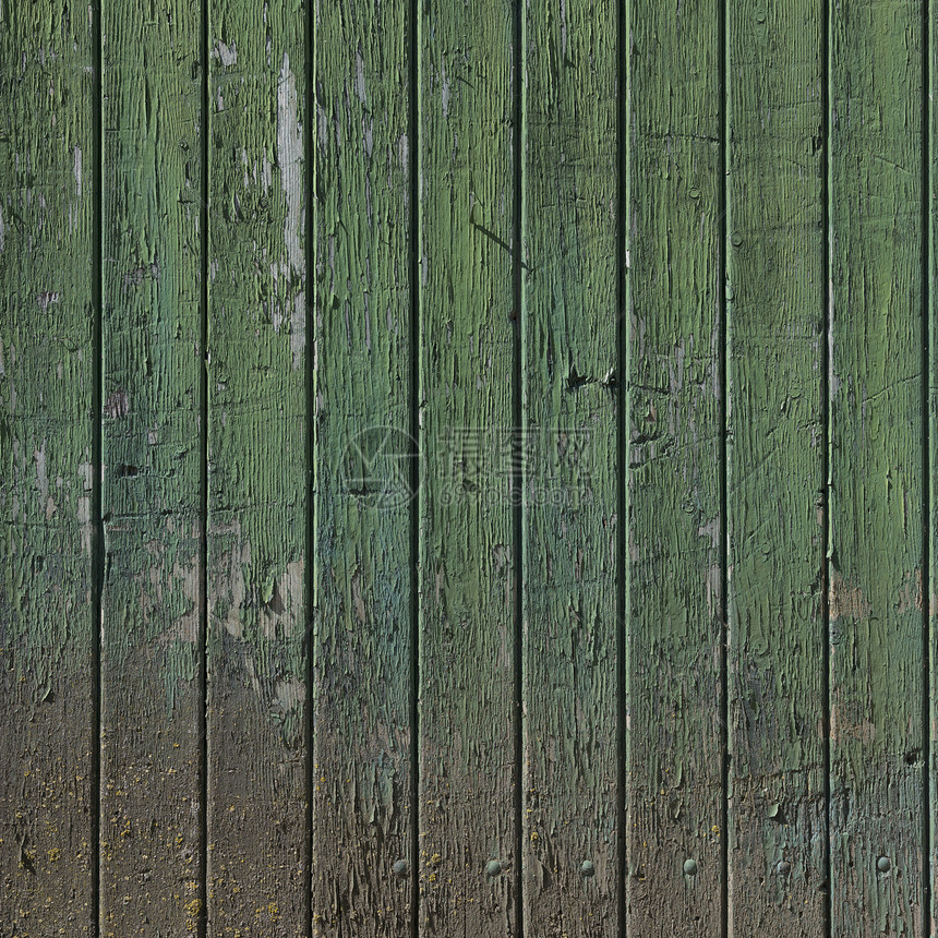 部分旧绿漆的谷仓门和垂直木板部分旧破的绿漆谷仓门和垂直木板图片