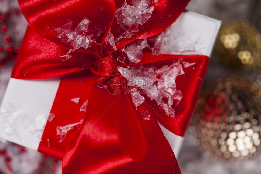圣诞节礼物盒和雪上的球圣诞节背景装饰品和礼盒图片
