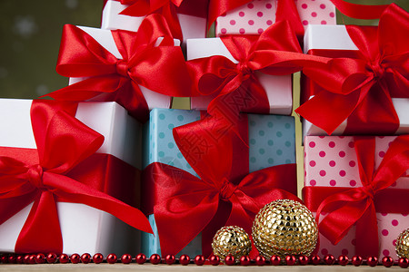 圣诞节球带红丝的礼品盒假日球背景图片