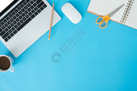办公桌工作空间平面复制一个工作桌空间上面有白色笔记本电脑咖啡杯用品和装饰上面是蓝空间背景的装饰品上面是蓝色彩平空间概念图片