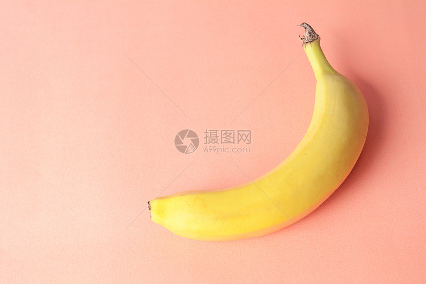 粉红色背景上的香蕉治疗概念图片