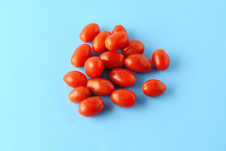 红樱桃番茄蓝色背景图片