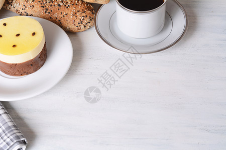 热辣的水果蛋糕和咖啡早餐概念高清图片
