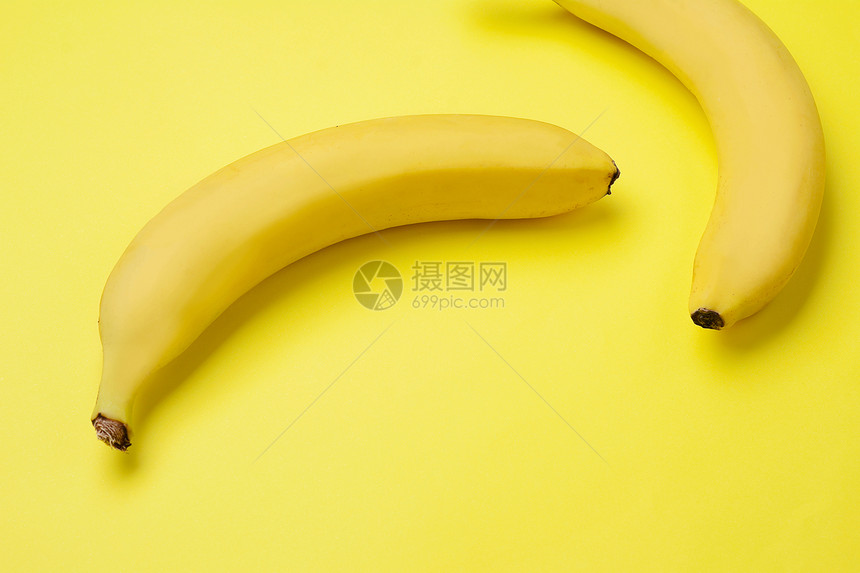 香蕉的顶部视图治疗概念孤立的白色背景图片