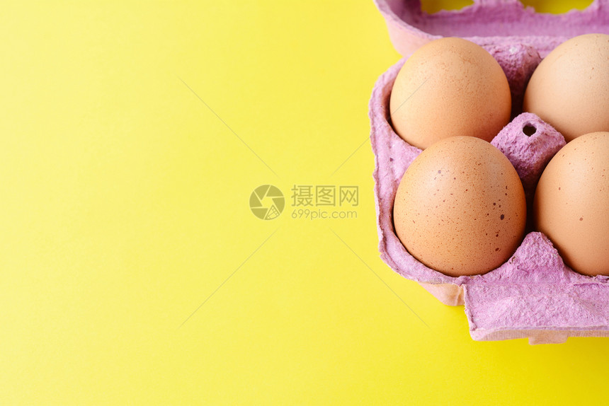 盒子上6个褐蛋的近视图图片
