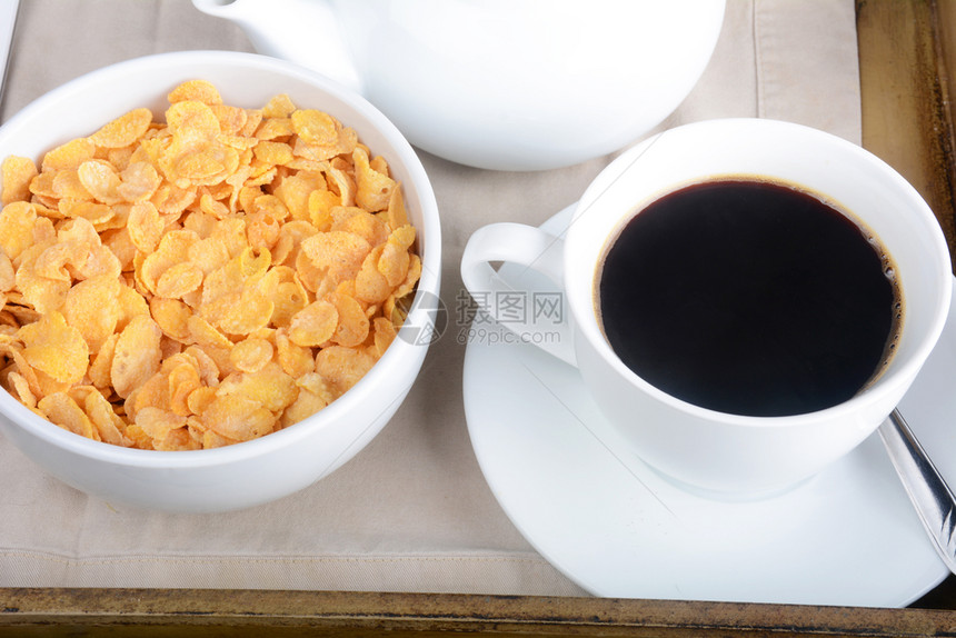 早餐盘加咖啡和一碗麦片图片