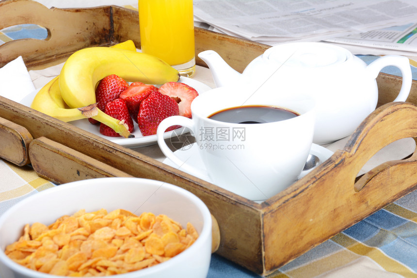 早餐盘加咖啡橙汁麦片和水果图片