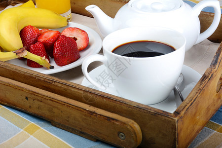早餐盘加咖啡橙汁和新鲜水果图片