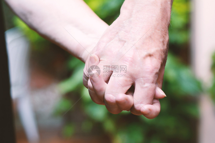 老夫妇在户外握手图片