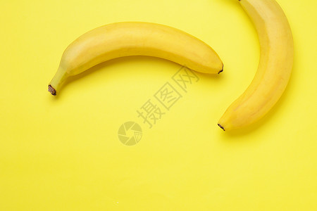 黄色背景的香蕉治疗概念黄色背景的香蕉图片