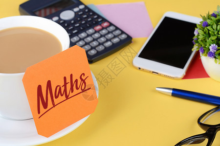 纸卡片和数学文本和咖啡电话在黄色背景上带数学文本的纸卡图片
