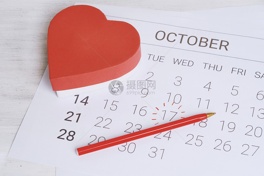 红礼盒的日历心的日历期爱情概念图片