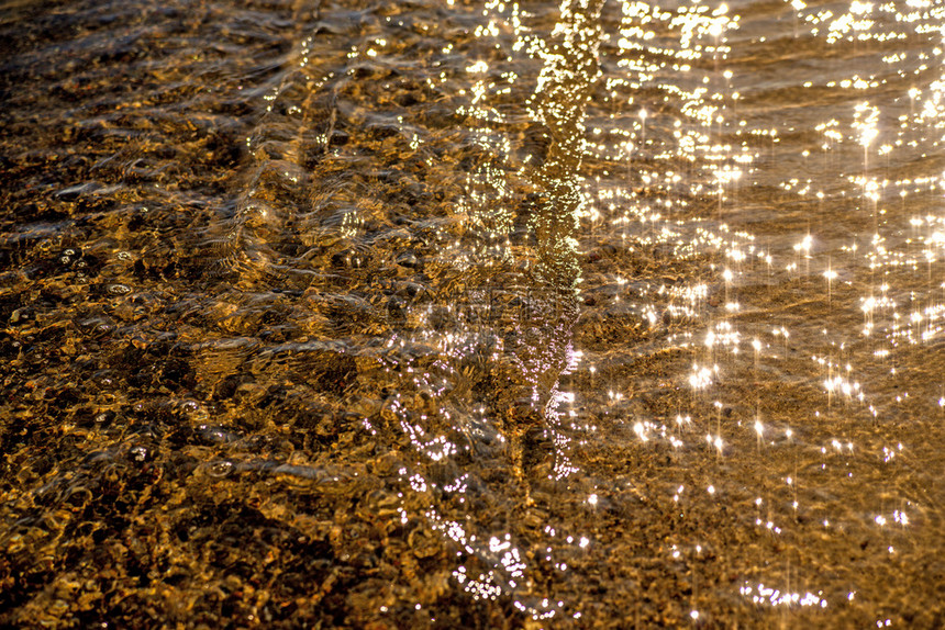 以太阳反射的海水为图片