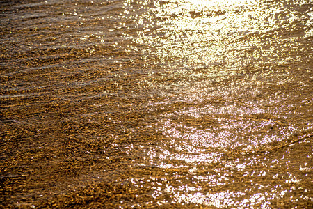 以太阳反射的海水为图片