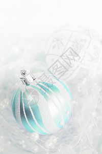 白色和蓝的美丽圣诞节装饰几个圣诞节球带白丝和珍珠背景浅有文字空间图片