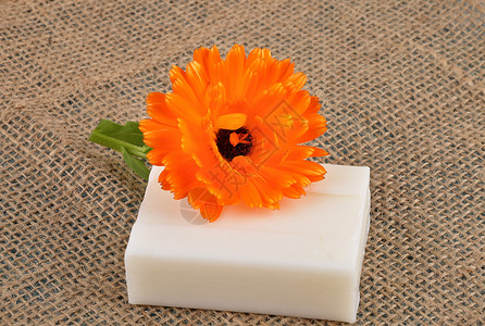 香薰肥皂和菊花图片