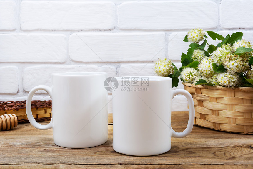 两杯白色咖啡装花空作设计促销品图片