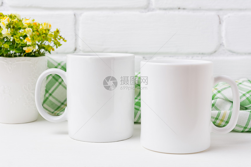 两杯白色咖啡装小黄绿花空杯装上设计宣传品图片