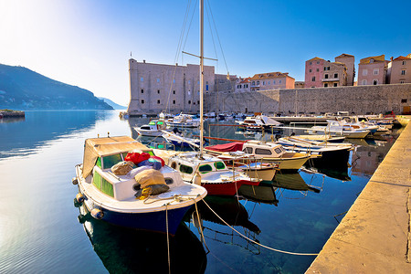 城市墙和港口的清晨风景croati的dlmti地区图片