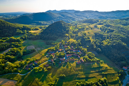 伊戈列维奇Apatovec日落空中观察山村croati的Prgoje地区Kalnik山背景